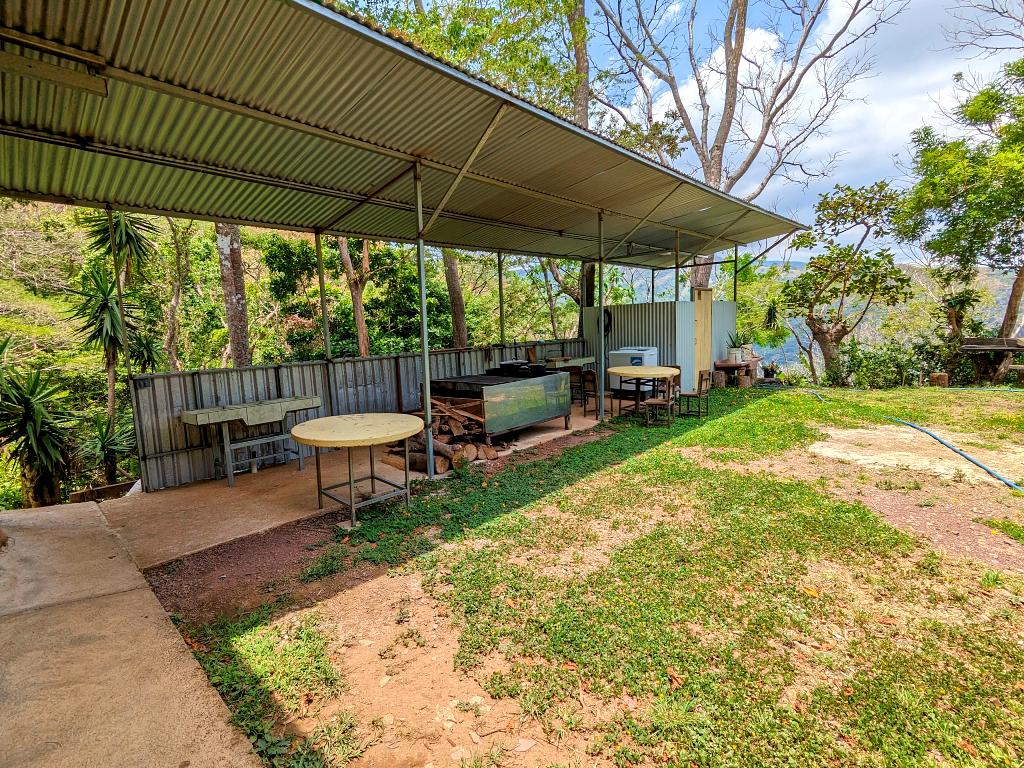 Rural facilities for cooking, resting and enjoying the views of La Unión