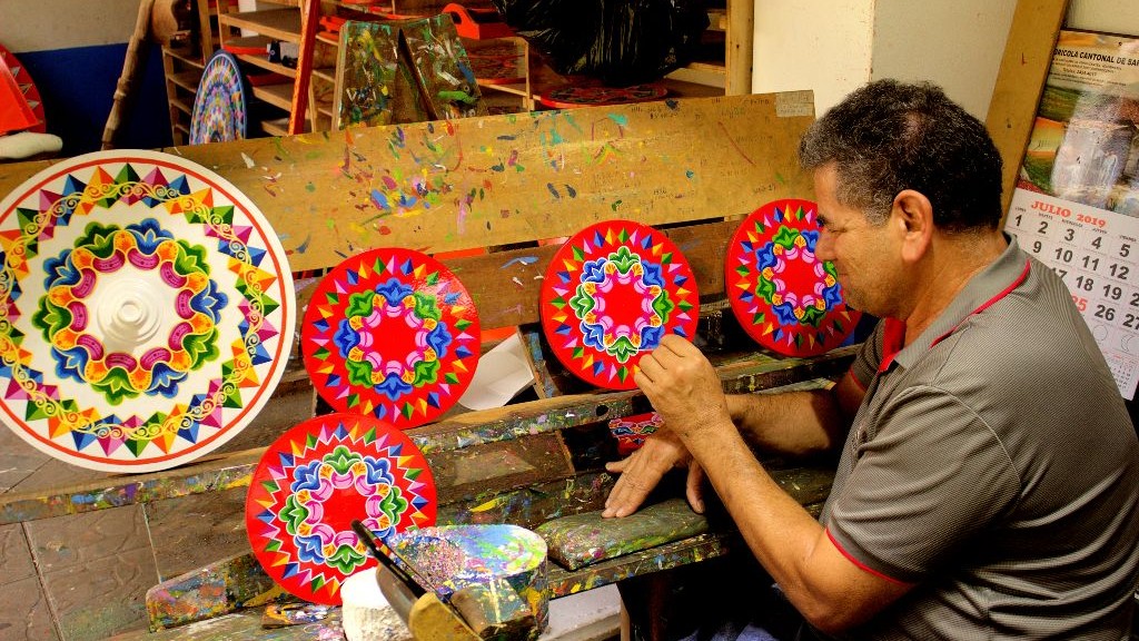A Costa Rican paiting traditional oxcart wheels