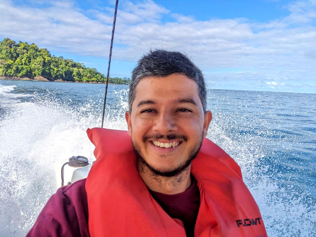 Selfie of Alberto Salas wearing a life jacket traveling in a speedboat