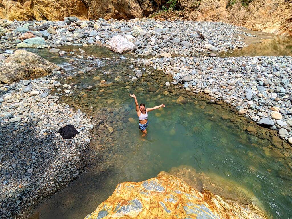 Hikers enjoying a refreshing dip in the Aranjuez River.