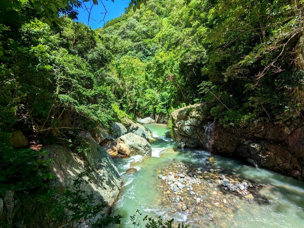 Panoramic view of the Aranjuez River Canyon with blue waters and surrounding forests in Bajo Caliente, Puntarenas.