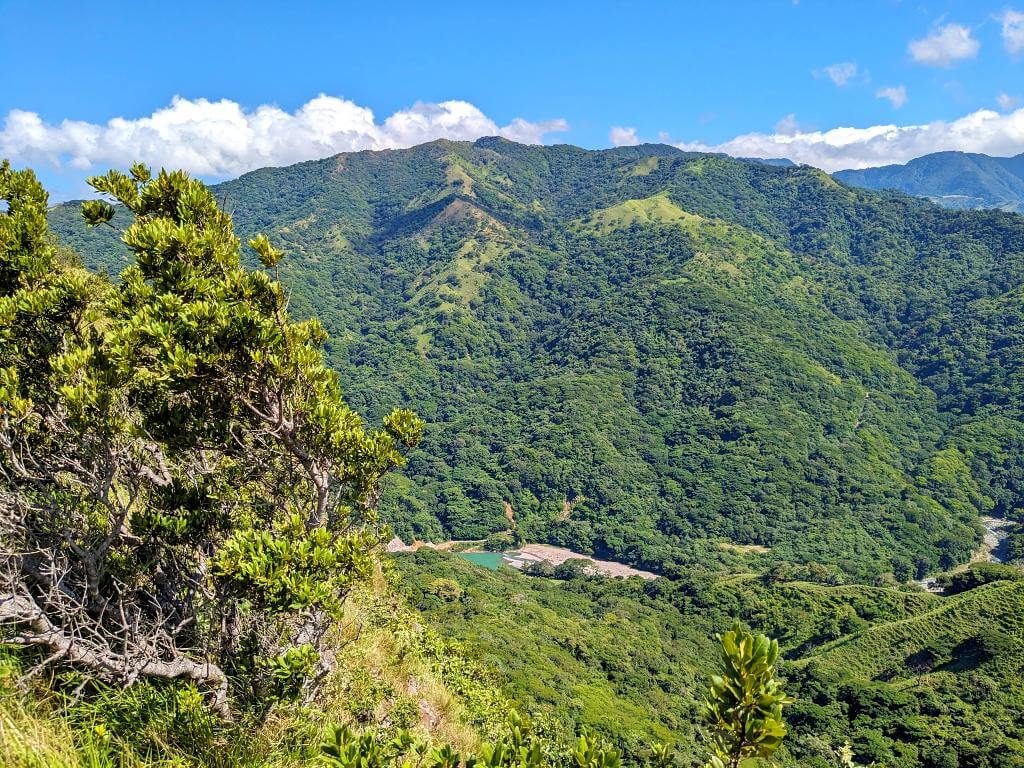 Overhead perspective of the El Encanto hydroelectric dam and Aranjuez river from the trail's elevated section